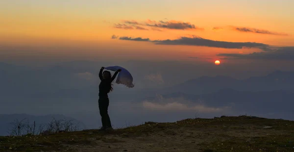 Een Jonge Vrouw Backpacker Staande Berg Sneeuw Pieken Van Annapurna — Stockfoto