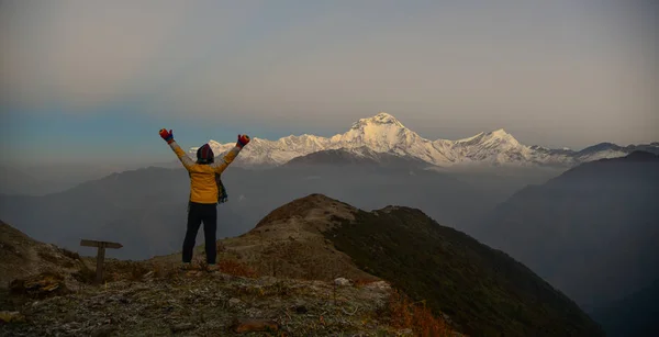 Een Jonge Vrouw Backpacker Staande Berg Sneeuw Pieken Van Annapurna — Stockfoto