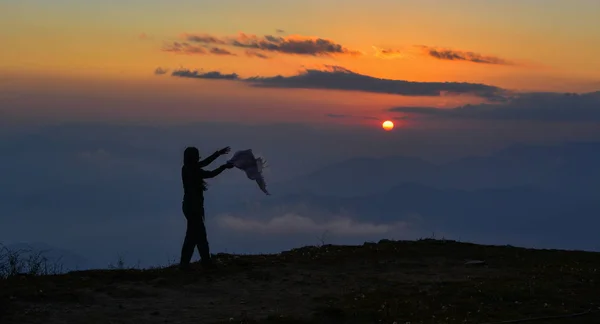 Ung Kvinna Backpacker Står Berg Och Njuter Snöklädda Bergstoppar Över — Stockfoto