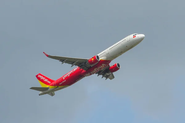 Saigón Vietnam Junio 2018 Avión Airbus A321 Vietjet Air Despegando — Foto de Stock