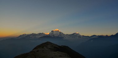 Tepe Nepal Annapurna aralığı güneş şafak ışığı altında.