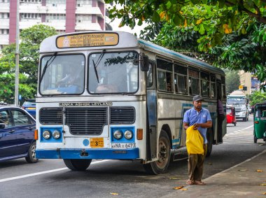 Galle, Sri Lanka - 22 Aralık 2018. Galle, Sri Lanka sokakta çalıştıran yerel otobüs. En yaygın toplu taşıma türü Sri Lanka otobüsler.