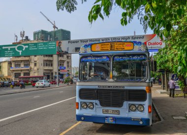 Galle, Sri Lanka - 22 Aralık 2018. Galle, Sri Lanka sokakta çalıştıran yerel otobüs. En yaygın toplu taşıma türü Sri Lanka otobüsler.