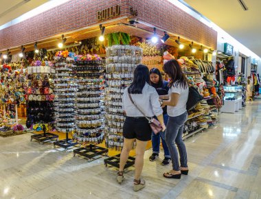 Bangkok, Tayland - 24 Aralık 2018. Mbk Alışveriş Bangkok, Tayland, Hediyelik eşya dükkanları. Bangkok Tayland başkenti 11 milyon nüfuslu bir nüfusa sahip olduğunu.