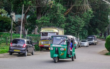 Nuwara Eliya, Sri Lanka - 16 Aralık 2018. Araçlar içinde Nuwara Eliya, Sri Lanka sokakta. Nuwara Eliya Central Highlands kalbidir.