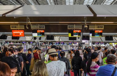 Bangkok, Tayland - 24 Aralık 2018. İnsanlar onların Bagaj Havaalanı havayolu iade sayaçları Suvarnaphumi Havaalanı Bangkok, Tayland, check-in için sırada bekler.