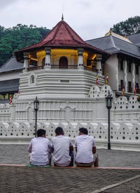 Kandy, Sri Lanka - 15 Aralık 2018. Kandy, Sri Lanka kutsal Tooth Relic Tapınağı'nda oturan yerel genç adam.