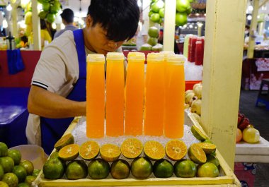 Bangkok, Tayland - 24 Aralık 2018. Taze meyve suyu üstünde belgili tanımlık sayaç sokak pazar mahallesinde, Bangkok, Tayland.