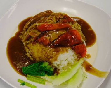 Haşlanmış pirinç - Çin mutfağı kırmızı kızarmış ördek.