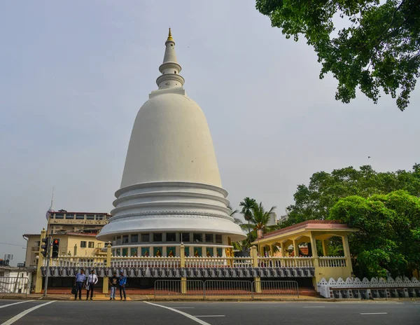 Colombo Sri Lanka Dezembro 2018 Estupa Budista Gigante Rua Colombo — Fotografia de Stock