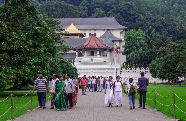 Kandy Sri Lanka Dezember 2018 Weiß Gekleidete Buddhistische Anhänger Besuchen — Stockfoto