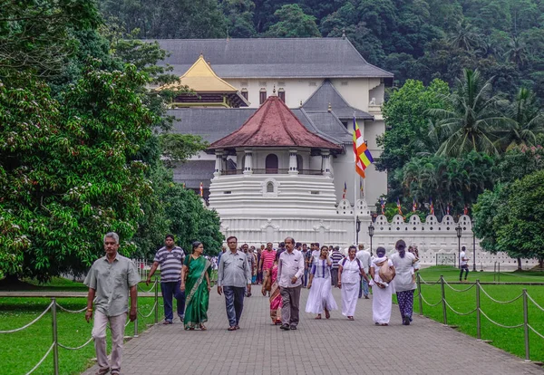 Kandy Sri Lanka Dezember 2018 Weiß Gekleidete Buddhistische Anhänger Besuchen — Stockfoto