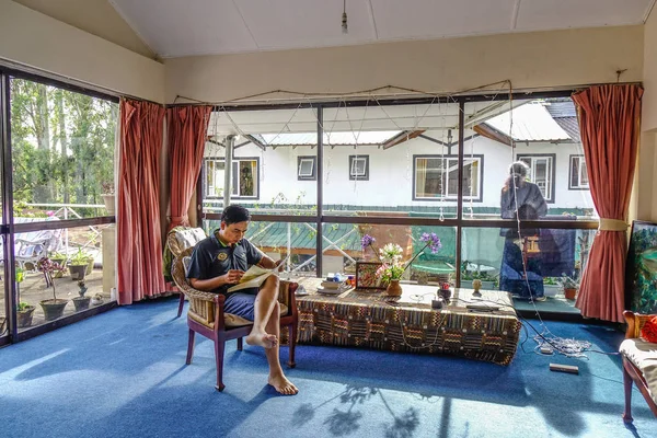 Nuwara Eliya Sri Lanka Dec 2018 Young Man Relaxing Living — Stock Photo, Image