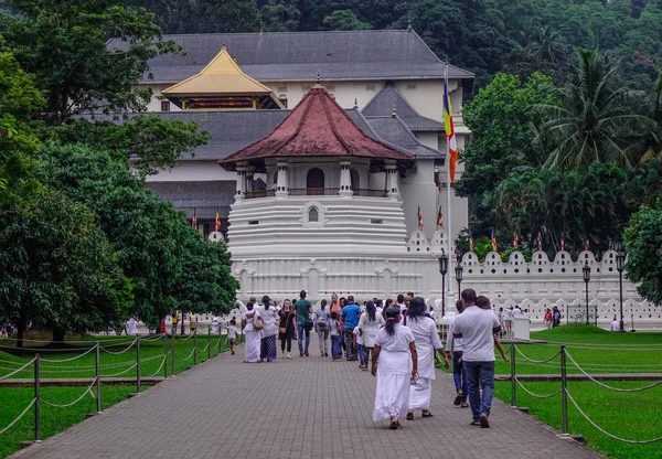 Kandy Sri Lanka Dezember 2018 Weiß Gekleidete Buddhistische Anhänger Besuchen — Stockfoto