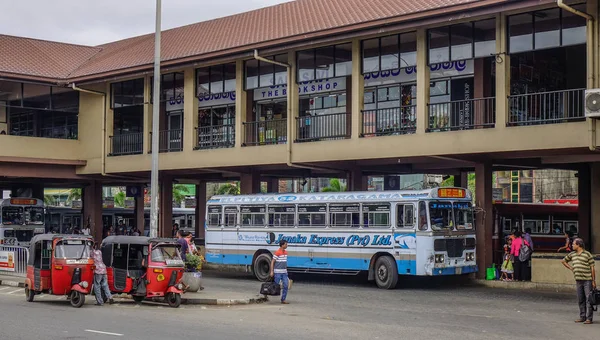 Galle Sri Lanka Dezembro 2018 Pessoas Veículos Principal Estação Ônibus — Fotografia de Stock