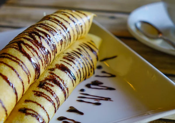 Pancake Lezat Dengan Saus Coklat Dan Pisang Papan Kayu — Stok Foto