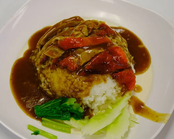 Haşlanmış pirinç - Çin mutfağı kırmızı kızarmış ördek.