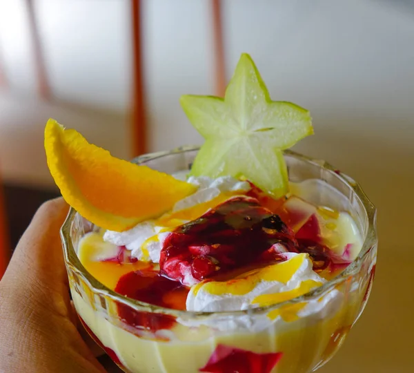 Krem meyve yerel restoranda Kandy, Sri Lanka ile fincan.