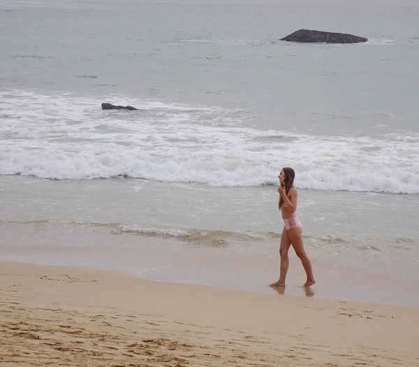 Mirissa Sri Lanka Grudnia 2018 Kobieta Relaksujący Piaszczystej Plaży Deszczowy — Zdjęcie stockowe