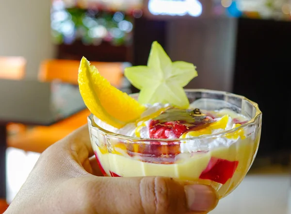 地元のレストランでキャンディ スリランカ でフルーツとクリームのカップ — ストック写真