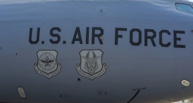 Singapur - 10 Şubat 2018. Logos üstünde bir Amerika Birleşik Devletleri Hava Kuvvetleri (Usaf) Boeing Kc-135 yakıt ikmal Stratotanker Changi, Singapore.