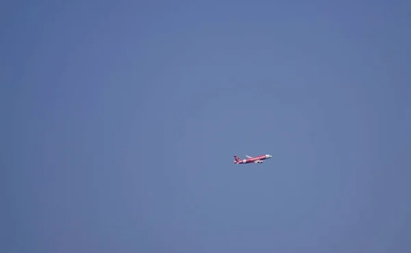 Singapour Février 2018 Airbus A320 Airasia Volant Dans Ciel Bleu — Photo