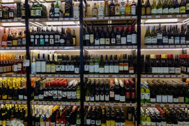 Singapur - 8 Şubat 2018. Raf çeşitleri ile sıralar Orchard District, Singapur süpermarkette şarap şişe.