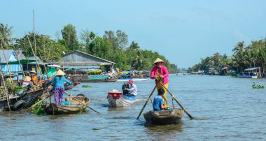 Mekong Delta, Vietnam - 2 Şubat 2016. Yüzen Pazar Mekong Delta, Vietnam için Nga Nam, ahşap tekneler.