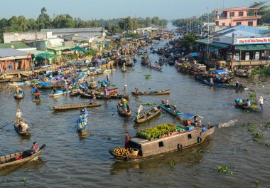 Mekong Delta, Vietnam - 2 Şubat 2016. Yüzen Pazar Mekong Delta, Vietnam için insanlarla Nga Nam, ahşap tekneler.