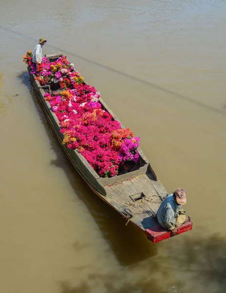Mekong Delta Vietnam Jan 2016 Cargo Boat Carrying Flowers River — Stock Photo, Image