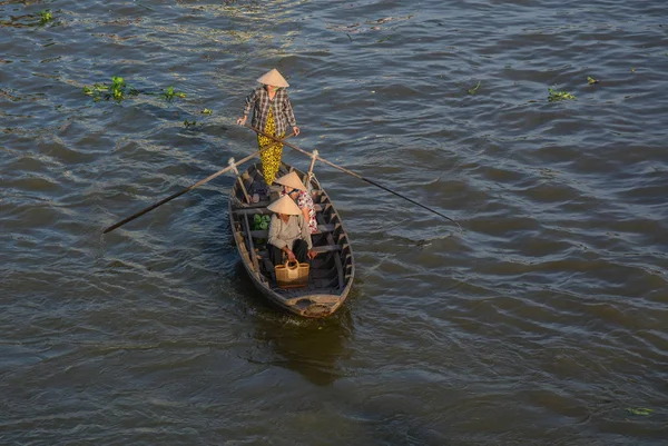 Mekong Delta Vietnam Februari 2016 Mensen Met Houten Boten Mekong — Stockfoto