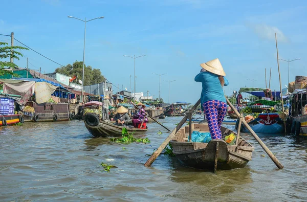 Mekong Delta Vietnam Feb 2016 Eine Frau Rudert Hölzerne Boot — Stockfoto