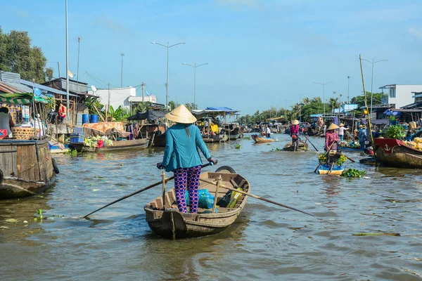 Mekong Delta Vietnã Fevereiro 2016 Uma Mulher Remando Barco Madeira — Fotografia de Stock