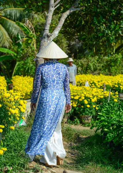Vietnamese Woman Traditional Dress Dai Walking Flower Garden — Stock Photo, Image