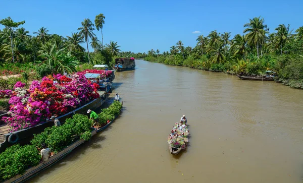 Delta Del Mekong Vietnam Enero 2016 Barcos Carga Llevan Flores — Foto de Stock