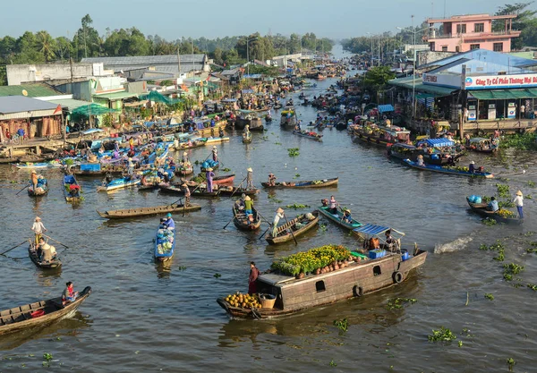 Mekong Delta Vietnã Fevereiro 2016 Pessoas Com Barcos Madeira Mercado — Fotografia de Stock