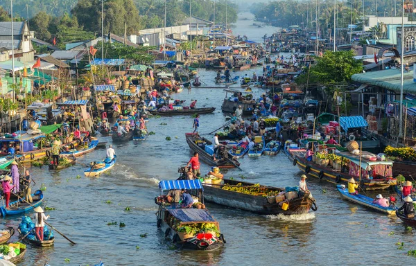 湄公河三角洲 2016年2月2日 在湄公河三角洲 Nga Nam 浮动市场乘坐木船的人们 — 图库照片