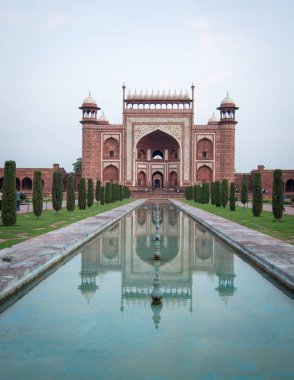 Agra, Hindistan günbatımı bir kapı Taj Mahal. Taj Mahal'ı 7-8 milyon yıllık ziyaretçi çeken.