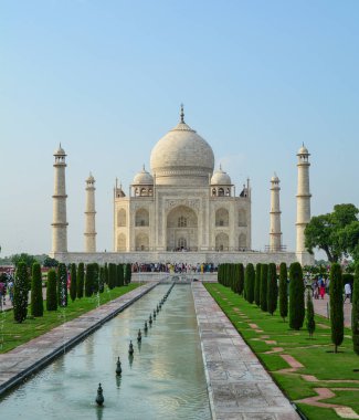 Agra, Hindistan - 13 Temmuz 2015. İnsanlar Taj Mahal Agra, Hindistan ziyaret edin. Taj Mahal Yamuna Nehri'nin güney yakasında bir Fildişi-beyaz mermer Türbesi olduğunu.