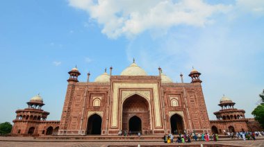Agra, Hindistan - 13 Temmuz 2015. İnsanlar kumtaşı palace, Taj Mahal Agra, Hindistan ziyaret edin. Taj Mahal'ı 1983 yılında Unesco Dünya Miras Alanı tayin edilen.
