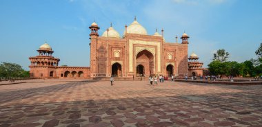Agra, Hindistan - 13 Temmuz 2015. İnsanlar Taj Mahal Agra, Hindistan ziyaret edin. Taj Mahal'ı 1983 yılında Unesco Dünya Miras Alanı tayin edilen.