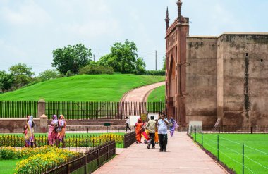 Agra, Hindistan - 13 Temmuz 2015. Yerel halkın Agra Fort Agra, Hindistan ziyaret edin. Kalenin ana kadar 1638 Moğol hanedanı imparator köşkü oldu.