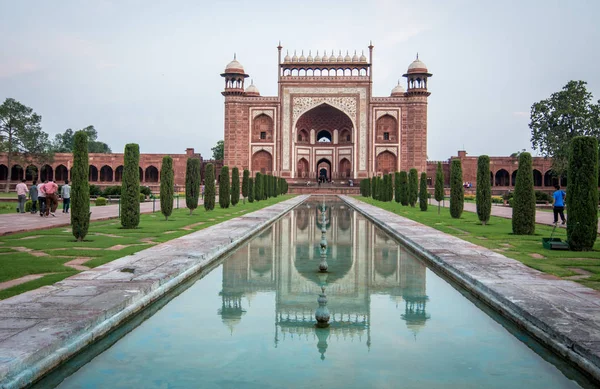 People Walking Taj Mahal Agra India Taj Mahal Attracts Million — Stock Photo, Image