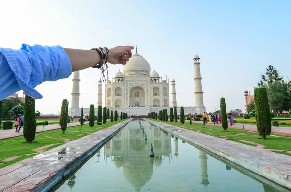 Egy Kéz Fiatalember Mutatva Taj Mahal Agra India — Stock Fotó