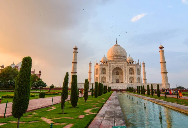 Άγκρα Ινδία Ιολ 2015 Άνθρωποι Επισκέπτονται Taj Mahal Στο Ηλιοβασίλεμα — Φωτογραφία Αρχείου