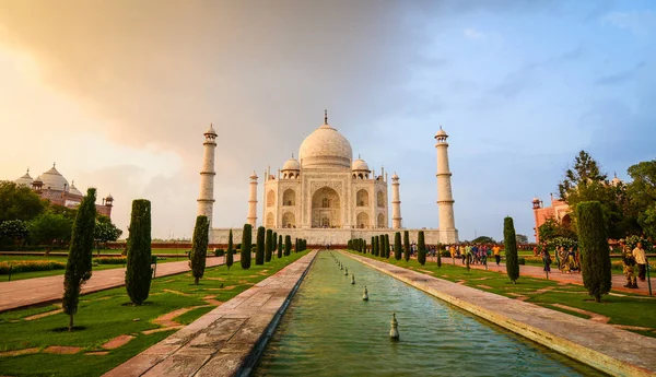 Agra India Julio 2015 Los Turistas Visitan Taj Mahal Atardecer —  Fotos de Stock