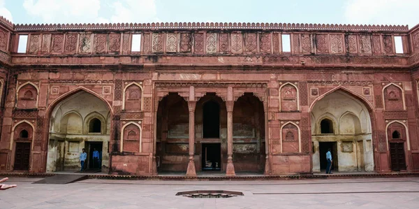 アグラ インド 2015 観光客は アグラ インドのアーグラ城塞をご覧ください 1638 までムガール人王朝の皇帝の主な住居であった — ストック写真