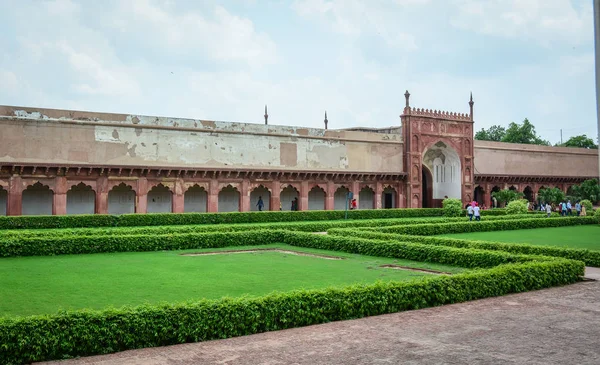 アグラ インド 2015 アグラ インドのアーグラ城塞のガーデンをご覧ください 1638 までムガール人王朝の皇帝の主な住居であった — ストック写真