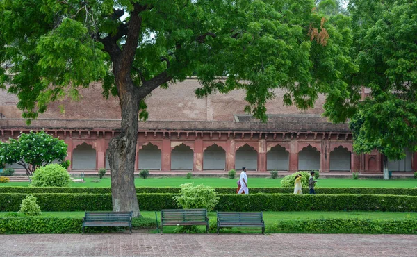 印度阿格拉 2015年7月13日 人们走在印度阿格拉的阿格拉堡花园 这座堡垒是莫卧儿王朝皇帝的主要住所 直到1638年 — 图库照片