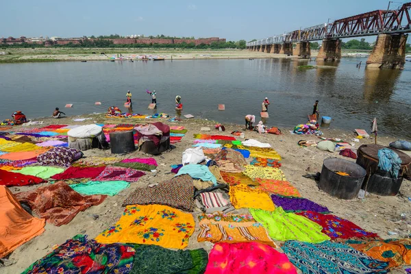 Agra India Julio 2015 Gente Tiñe Ropa Tradicional Yamuna Riverbank — Foto de Stock